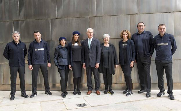 Los uniformes diseñados por Minimil para el museo Guggenheim.