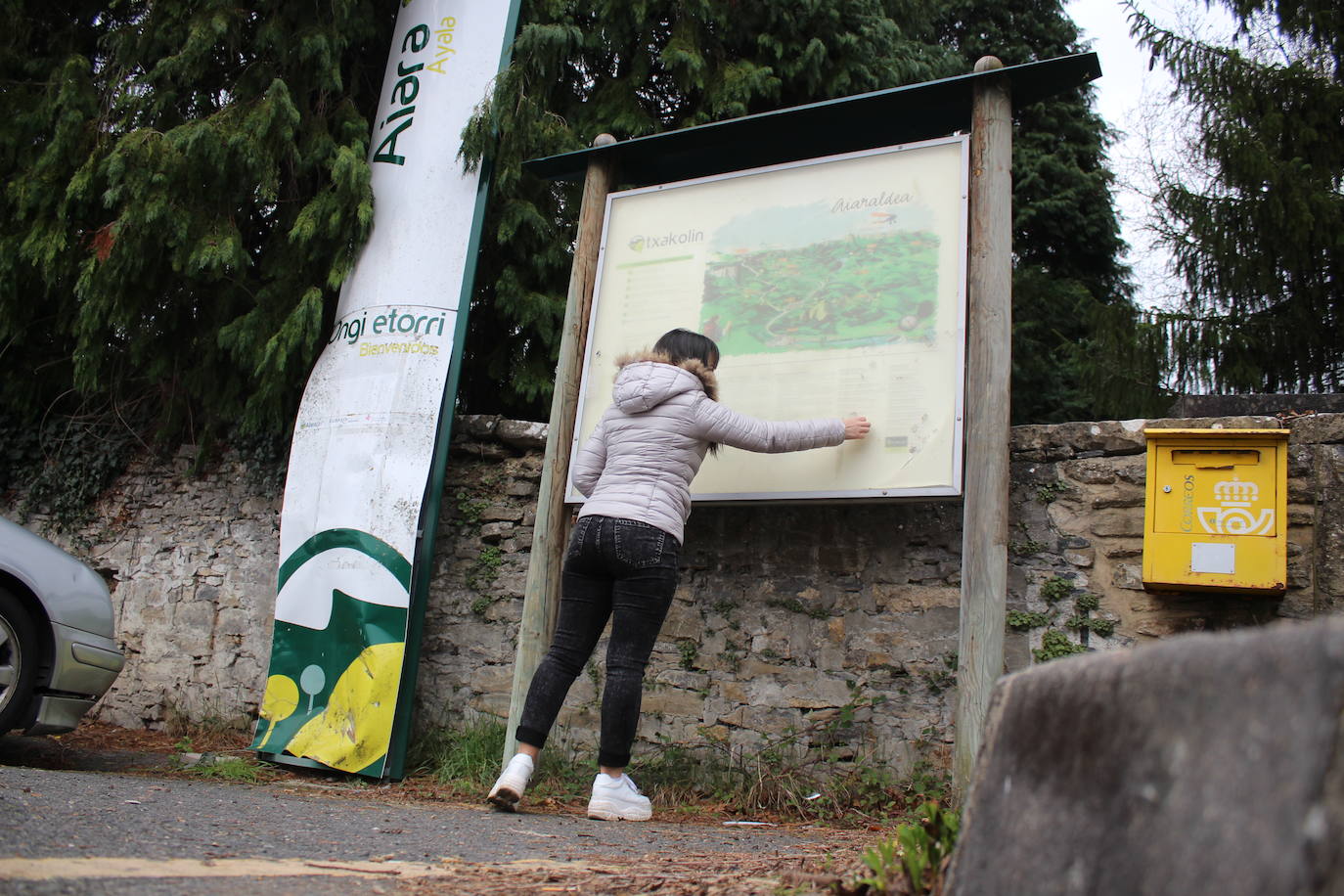 Las señales turísticas de la comarca de Ayala están deterioradas y apenas son visibles en algunos puntos. 