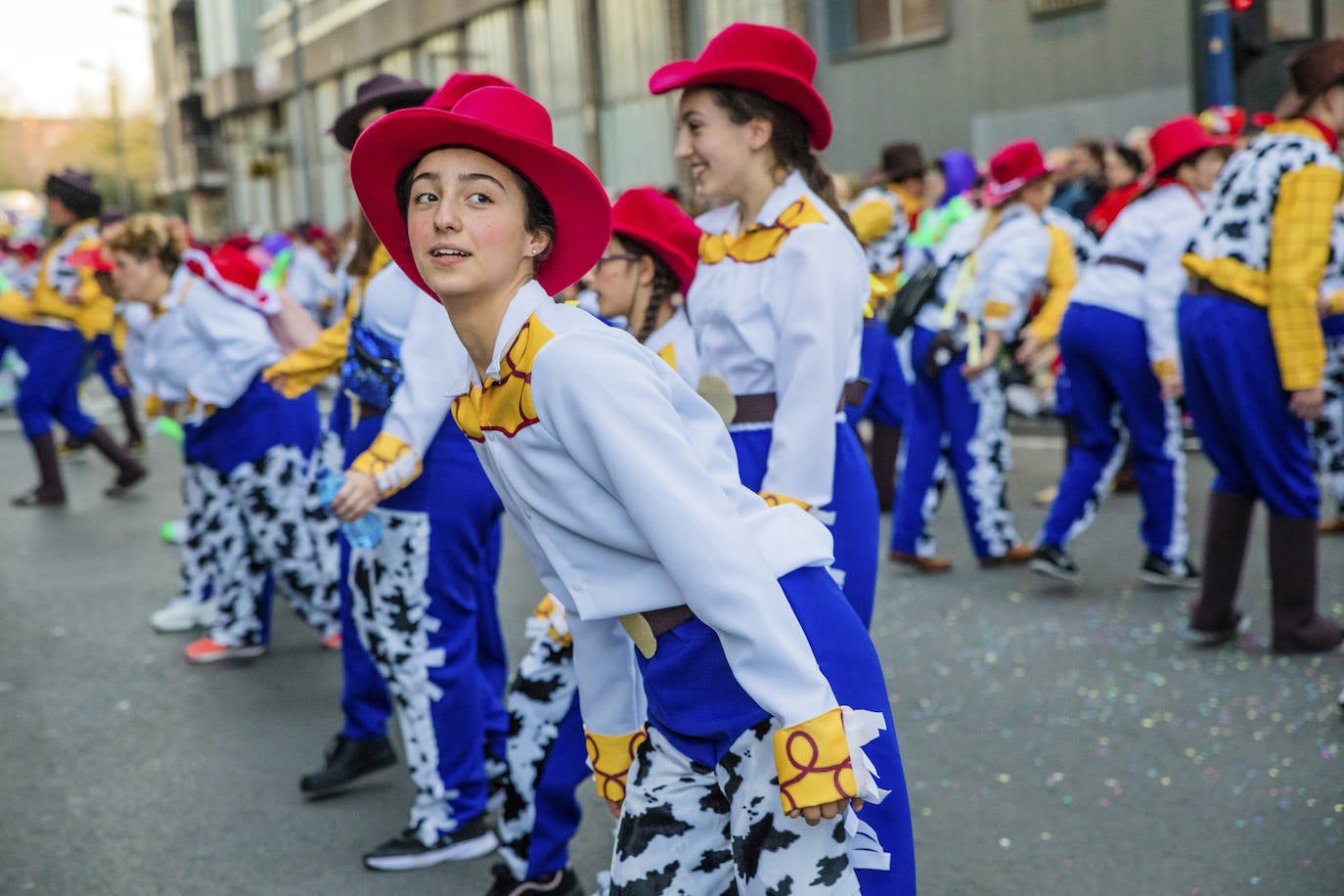 El desfile vitoriano, con 26 comparsas y 7162 personas, ha derrochado música, colorido y originalidad. 