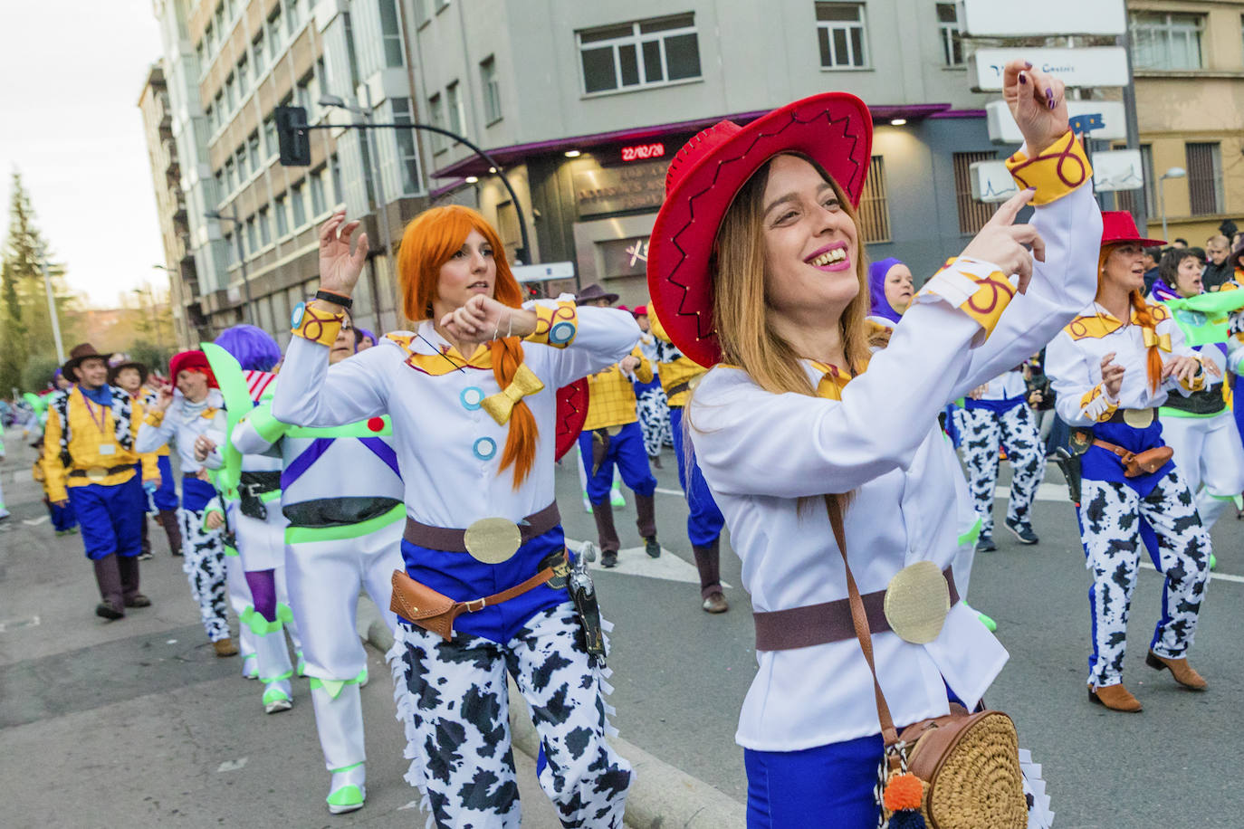 El desfile vitoriano, con 26 comparsas y 7162 personas, ha derrochado música, colorido y originalidad. 