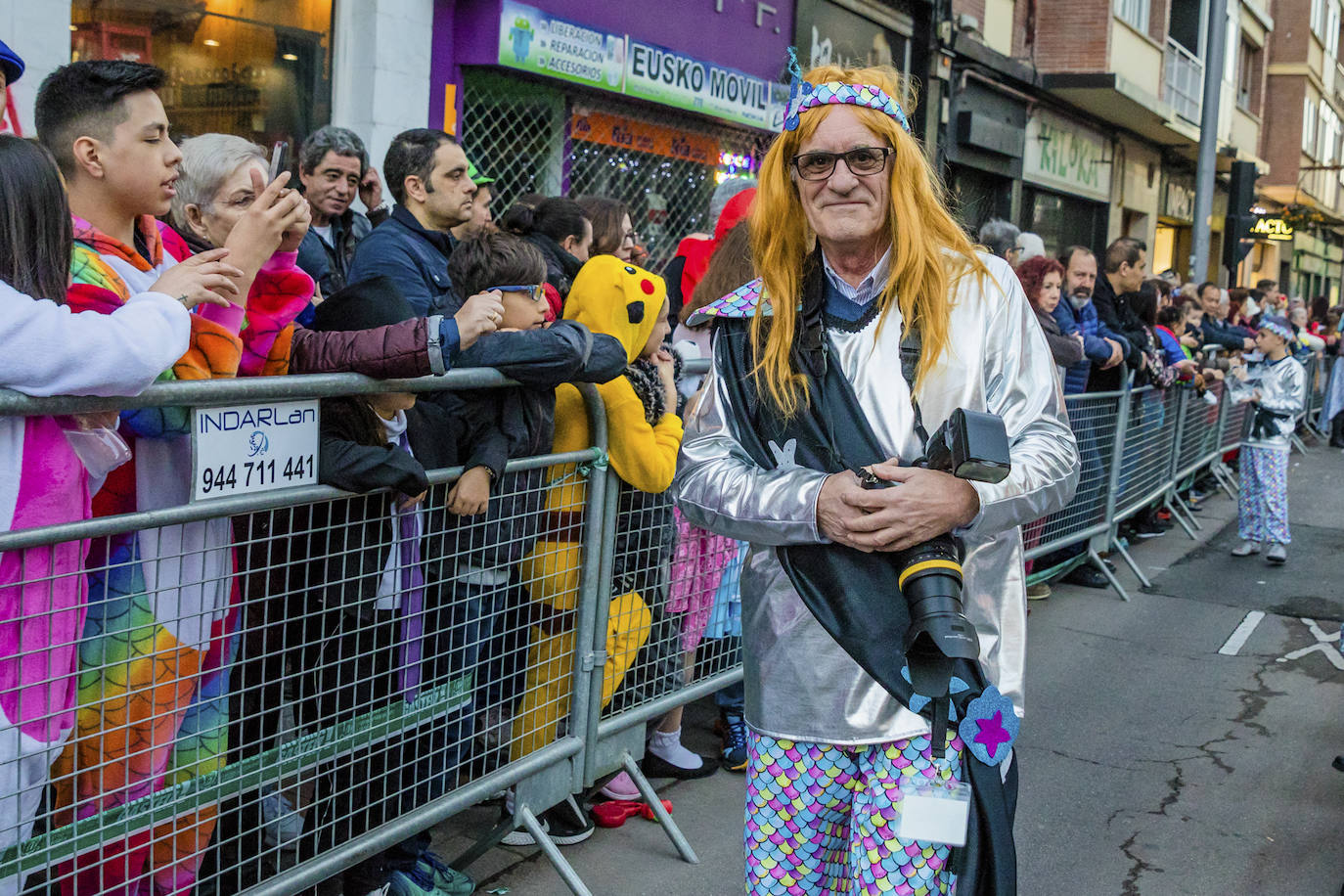 El desfile vitoriano, con 26 comparsas y 7162 personas, ha derrochado música, colorido y originalidad. 