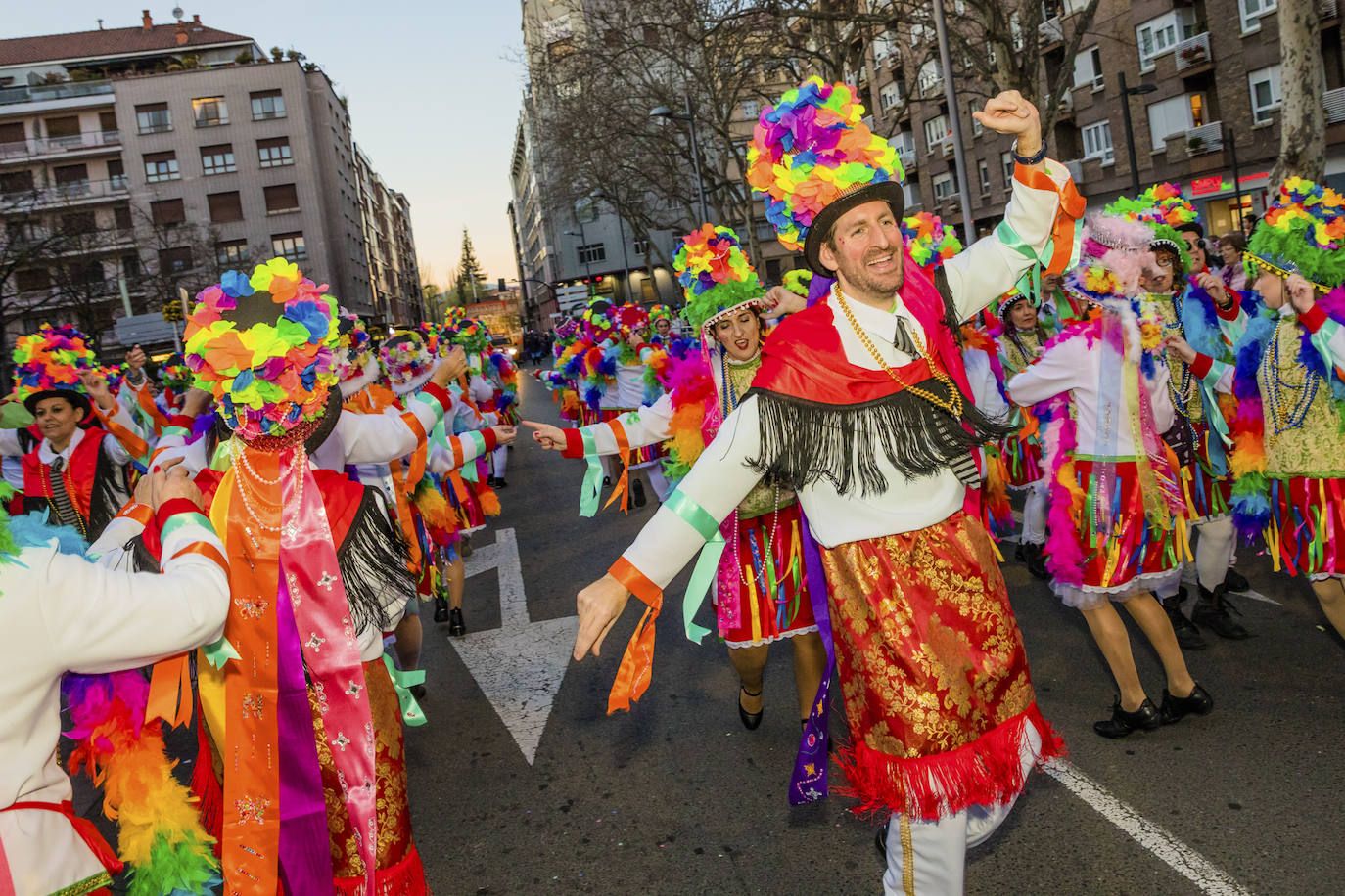 El desfile vitoriano, con 26 comparsas y 7162 personas, ha derrochado música, colorido y originalidad. 