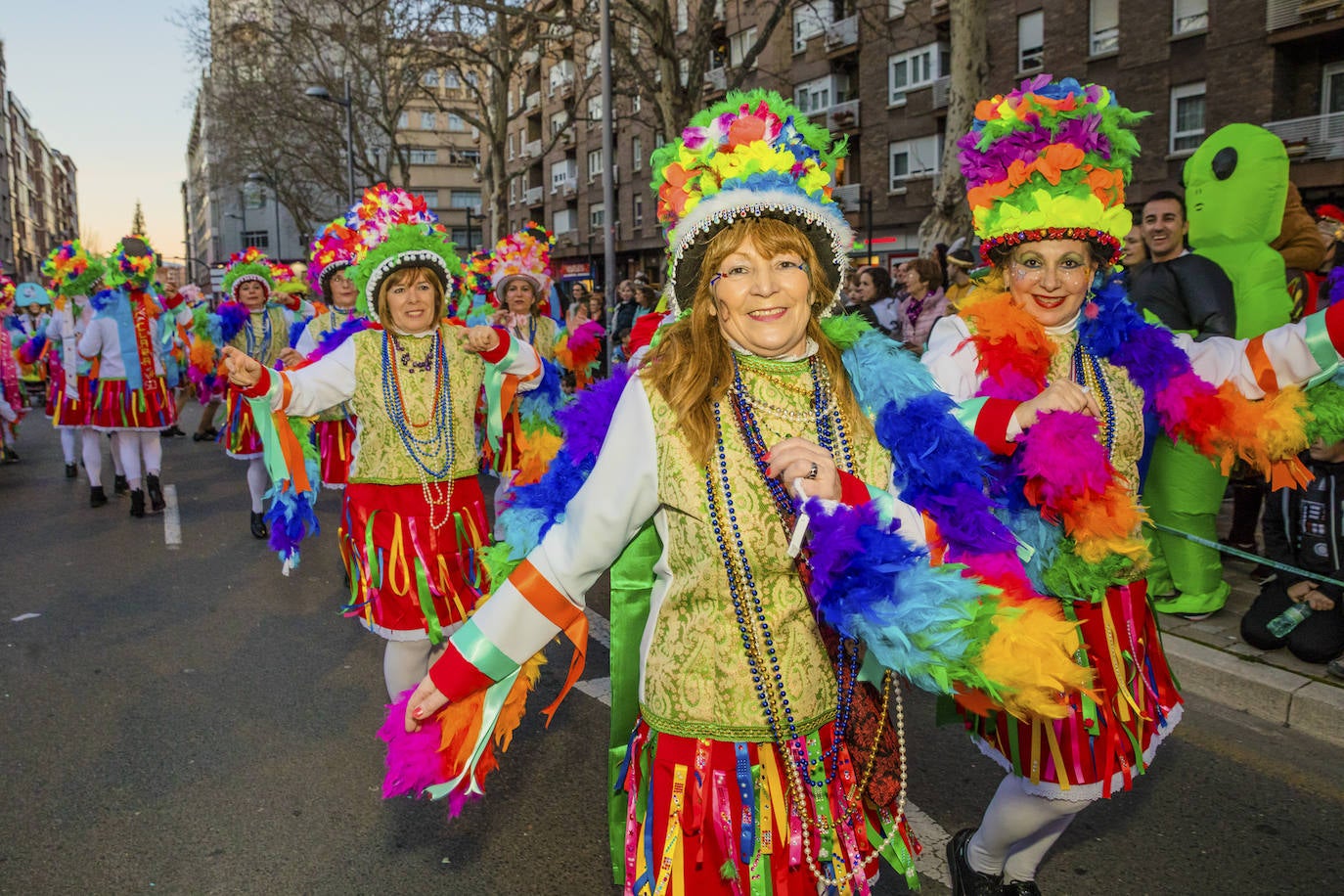 El desfile vitoriano, con 26 comparsas y 7162 personas, ha derrochado música, colorido y originalidad. 