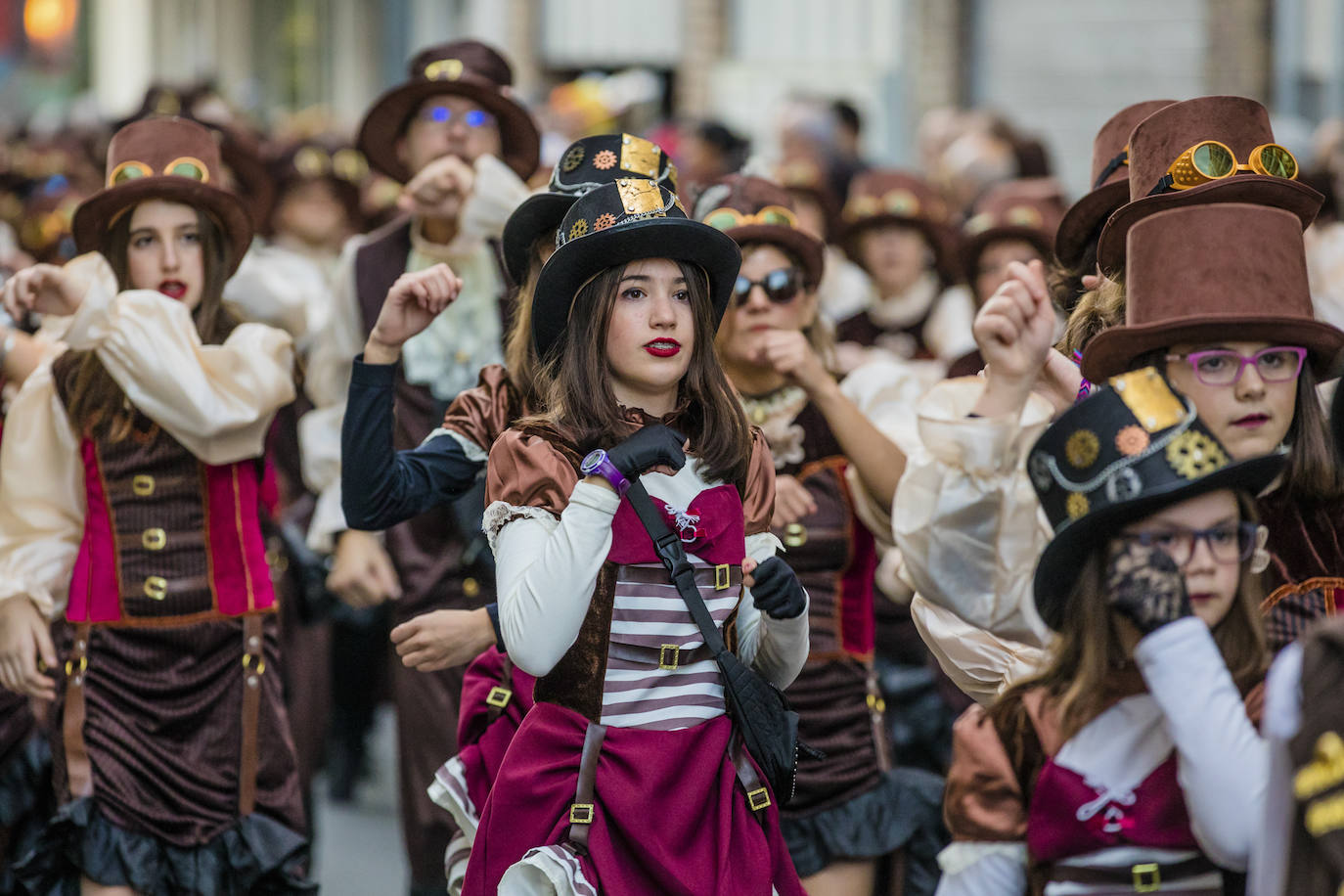 El desfile vitoriano, con 26 comparsas y 7162 personas, ha derrochado música, colorido y originalidad. 