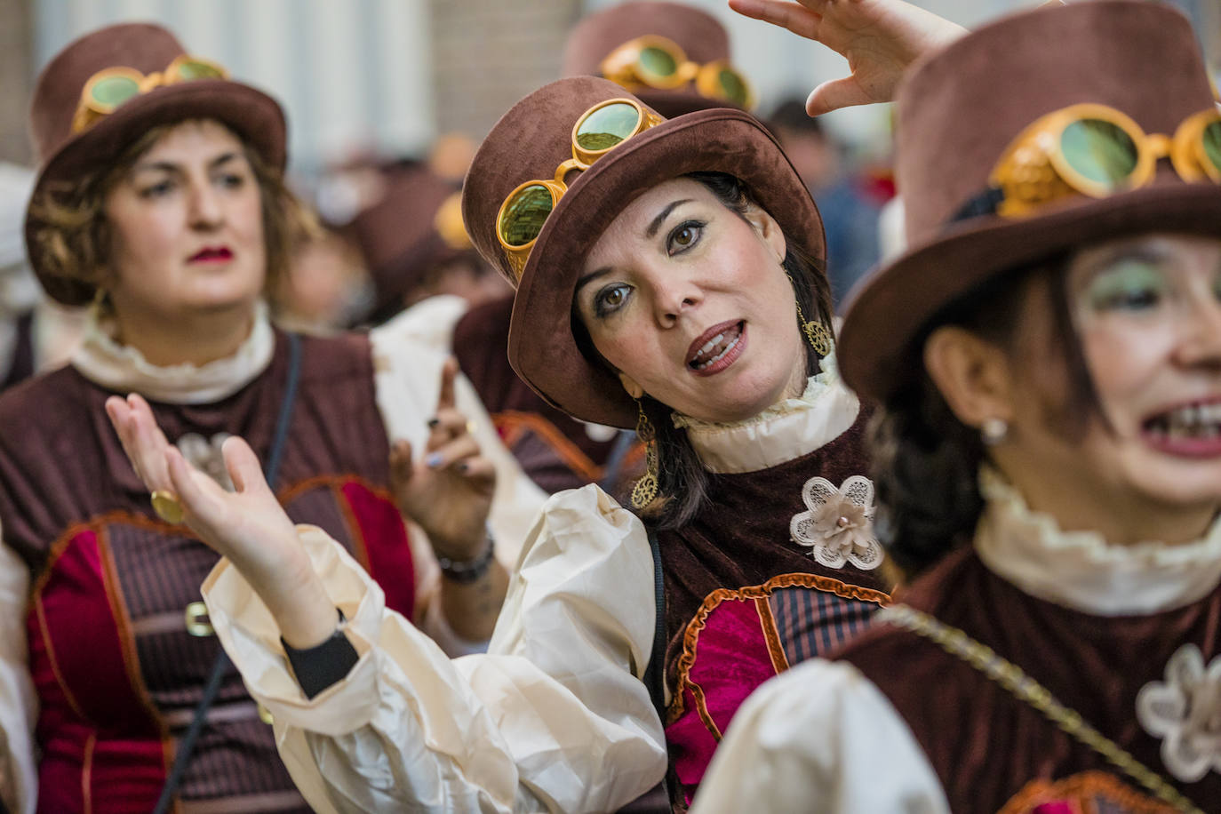 El desfile vitoriano, con 26 comparsas y 7162 personas, ha derrochado música, colorido y originalidad. 