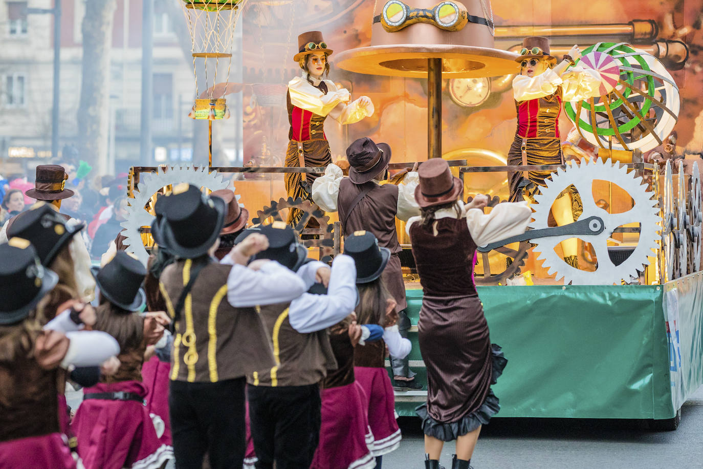 El desfile vitoriano, con 26 comparsas y 7162 personas, ha derrochado música, colorido y originalidad. 