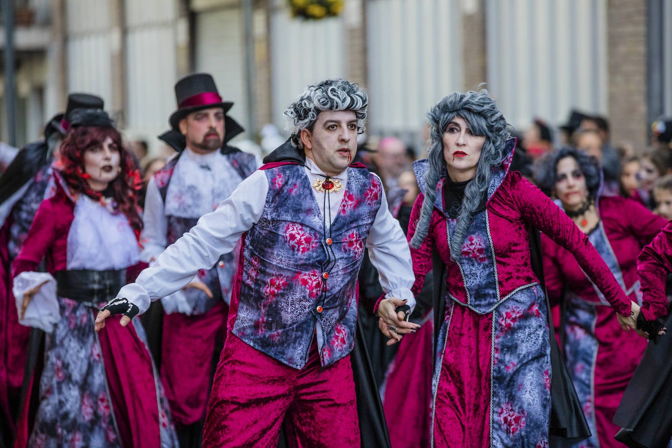 El desfile vitoriano, con 26 comparsas y 7162 personas, ha derrochado música, colorido y originalidad. 