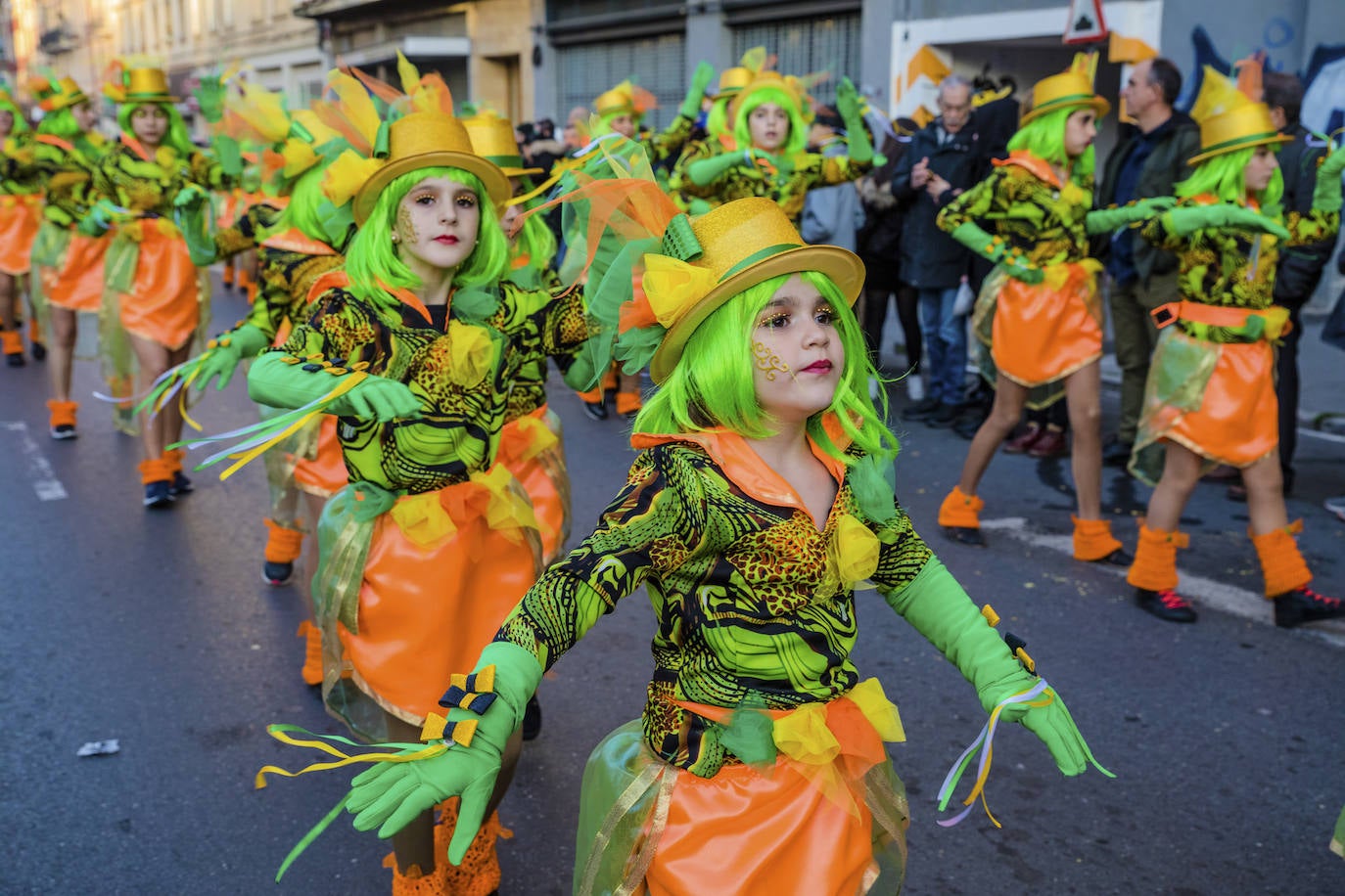 El desfile vitoriano, con 26 comparsas y 7162 personas, ha derrochado música, colorido y originalidad. 