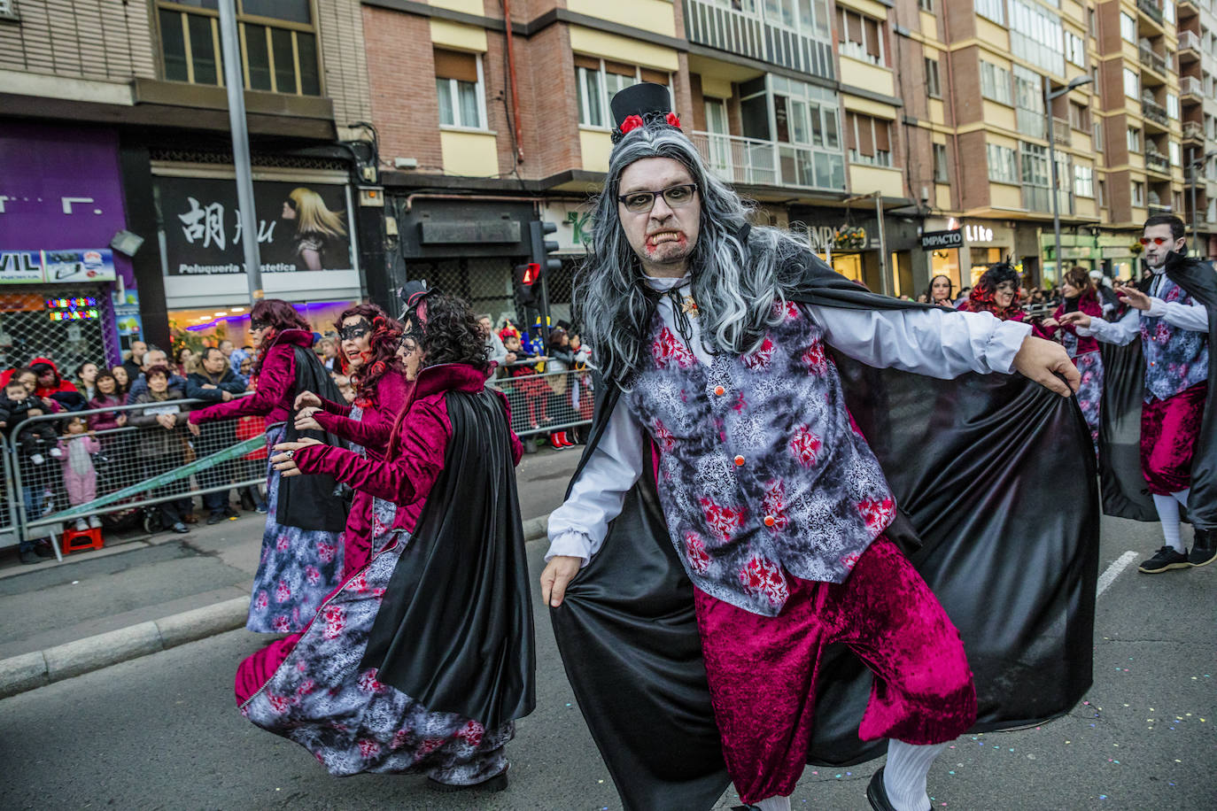El desfile vitoriano, con 26 comparsas y 7162 personas, ha derrochado música, colorido y originalidad. 