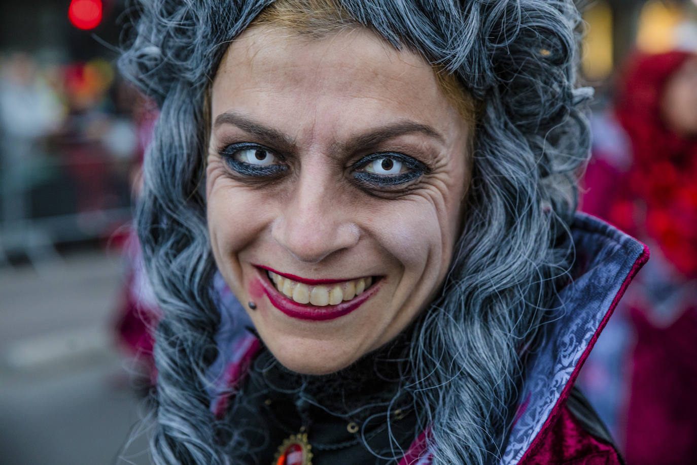 El desfile vitoriano, con 26 comparsas y 7162 personas, ha derrochado música, colorido y originalidad. 