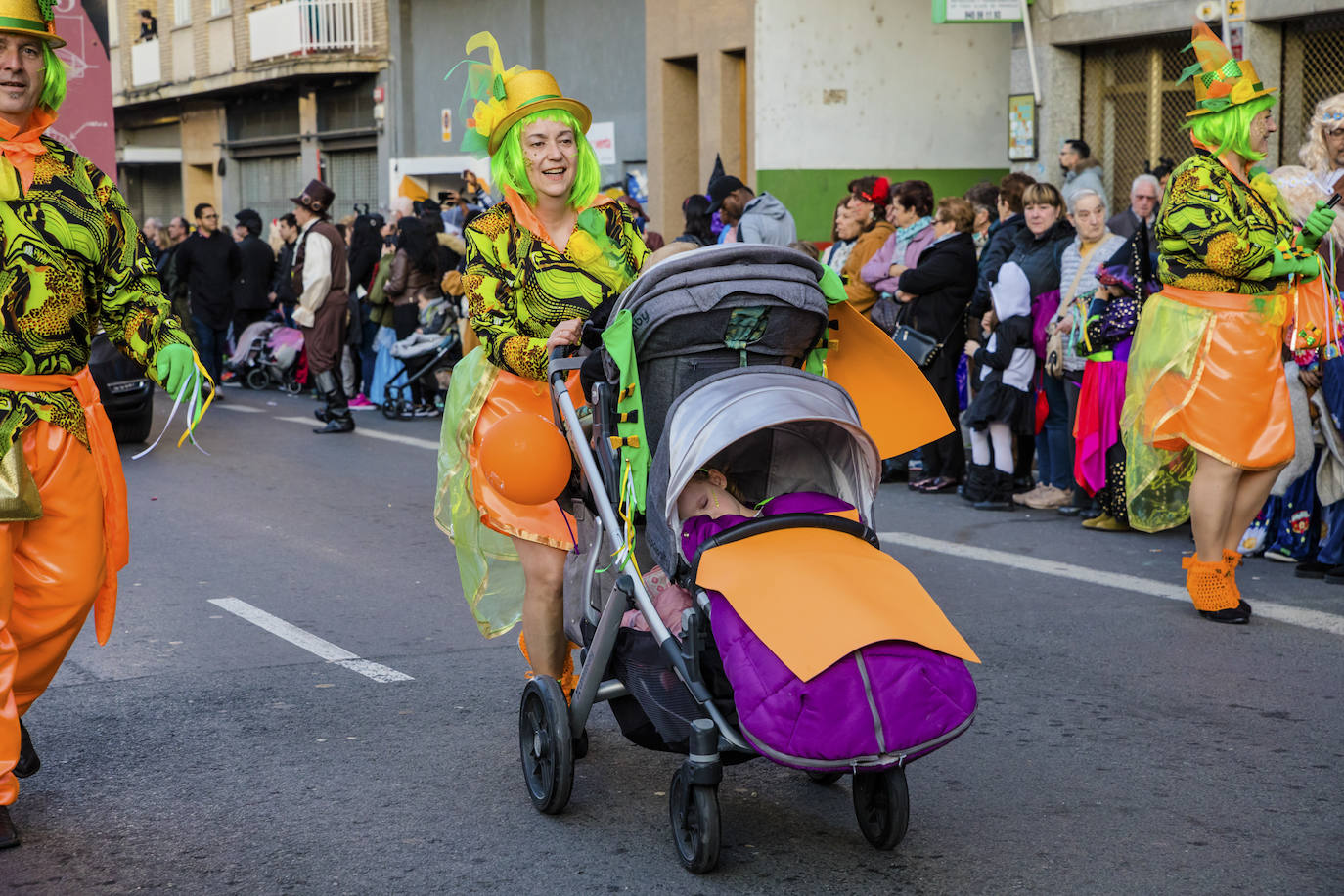 El desfile vitoriano, con 26 comparsas y 7162 personas, ha derrochado música, colorido y originalidad. 