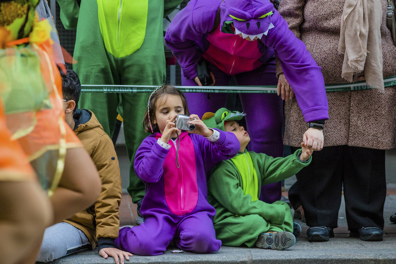 El desfile vitoriano, con 26 comparsas y 7162 personas, ha derrochado música, colorido y originalidad. 