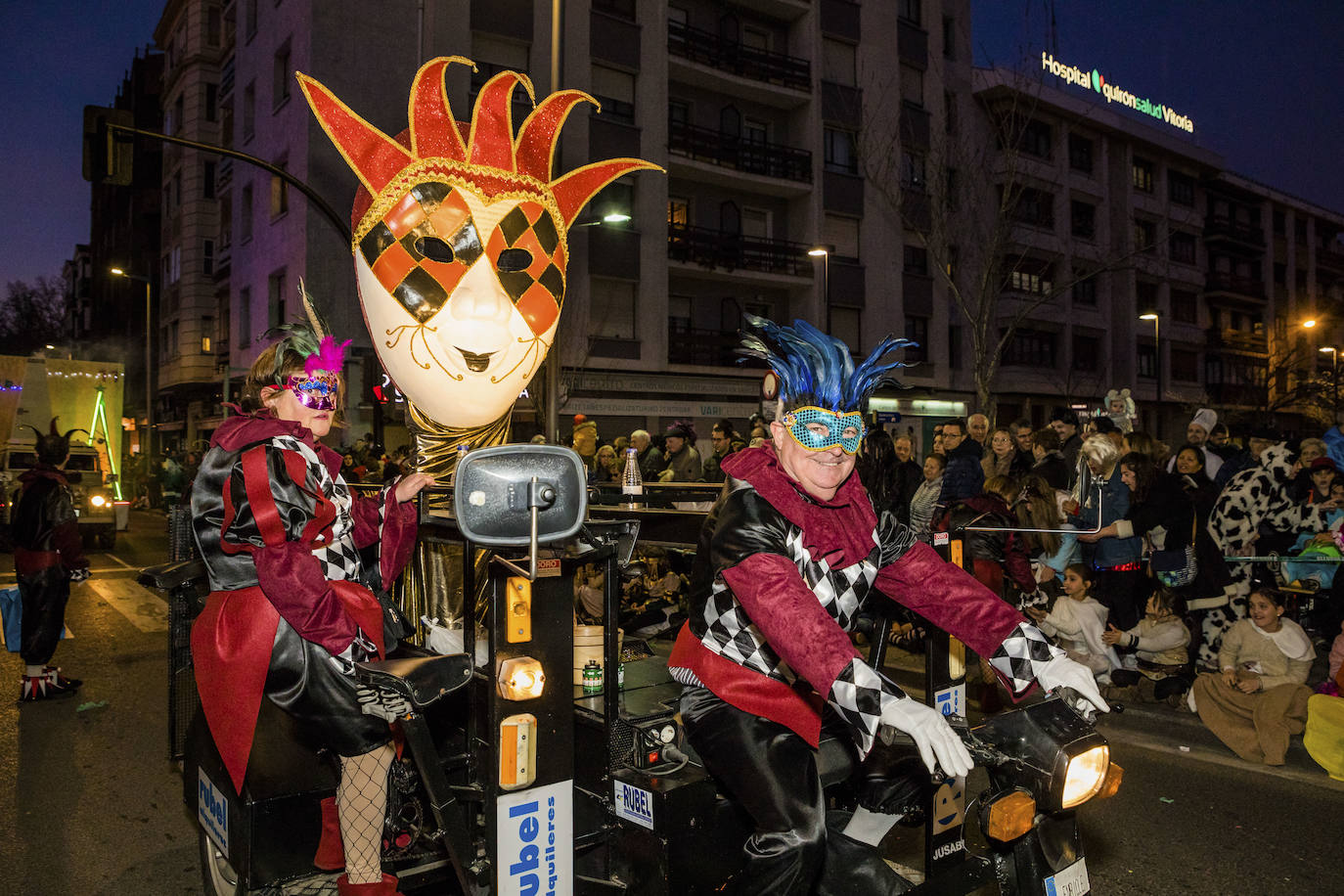 El desfile vitoriano, con 26 comparsas y 7162 personas, ha derrochado música, colorido y originalidad. 