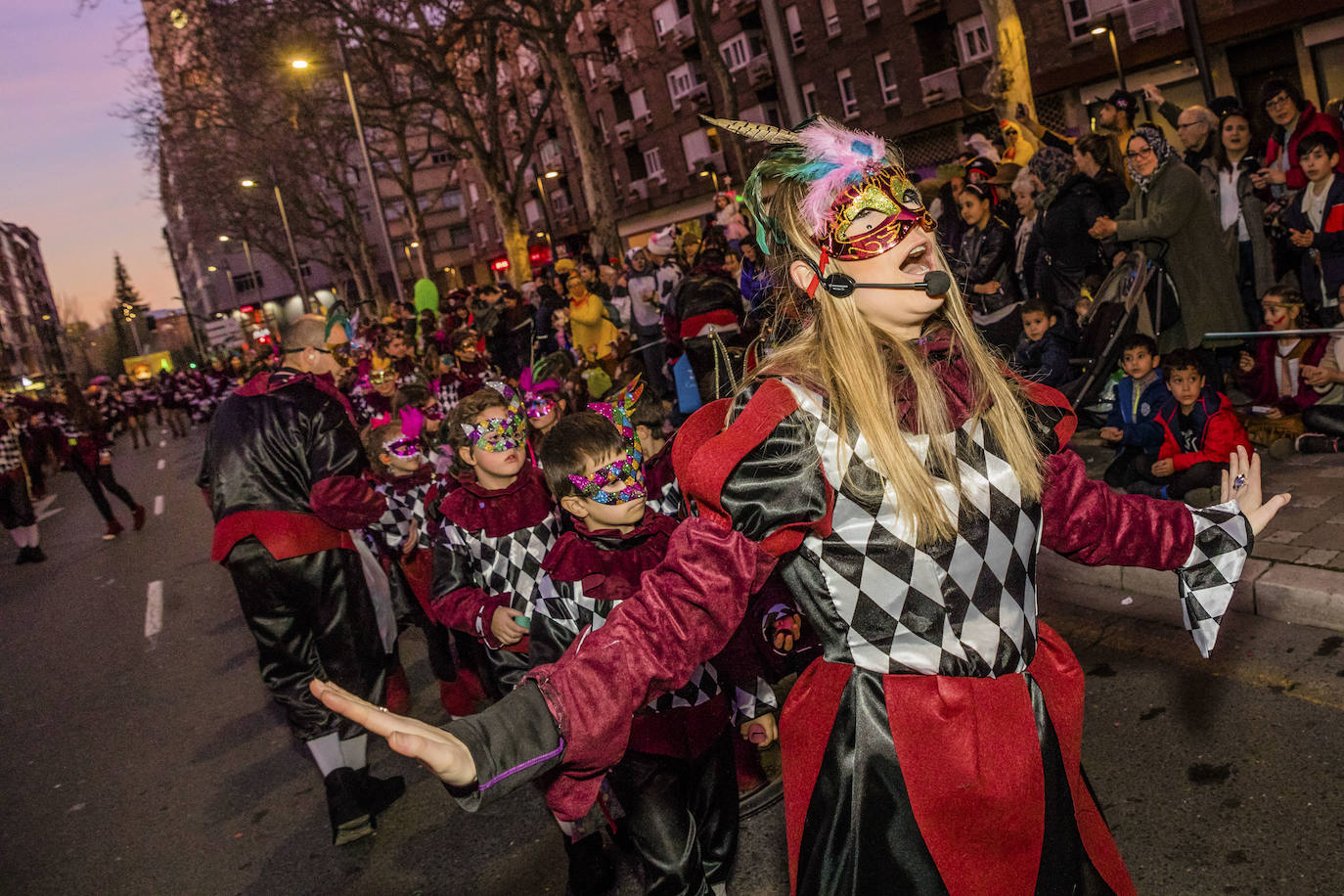 El desfile vitoriano, con 26 comparsas y 7162 personas, ha derrochado música, colorido y originalidad. 