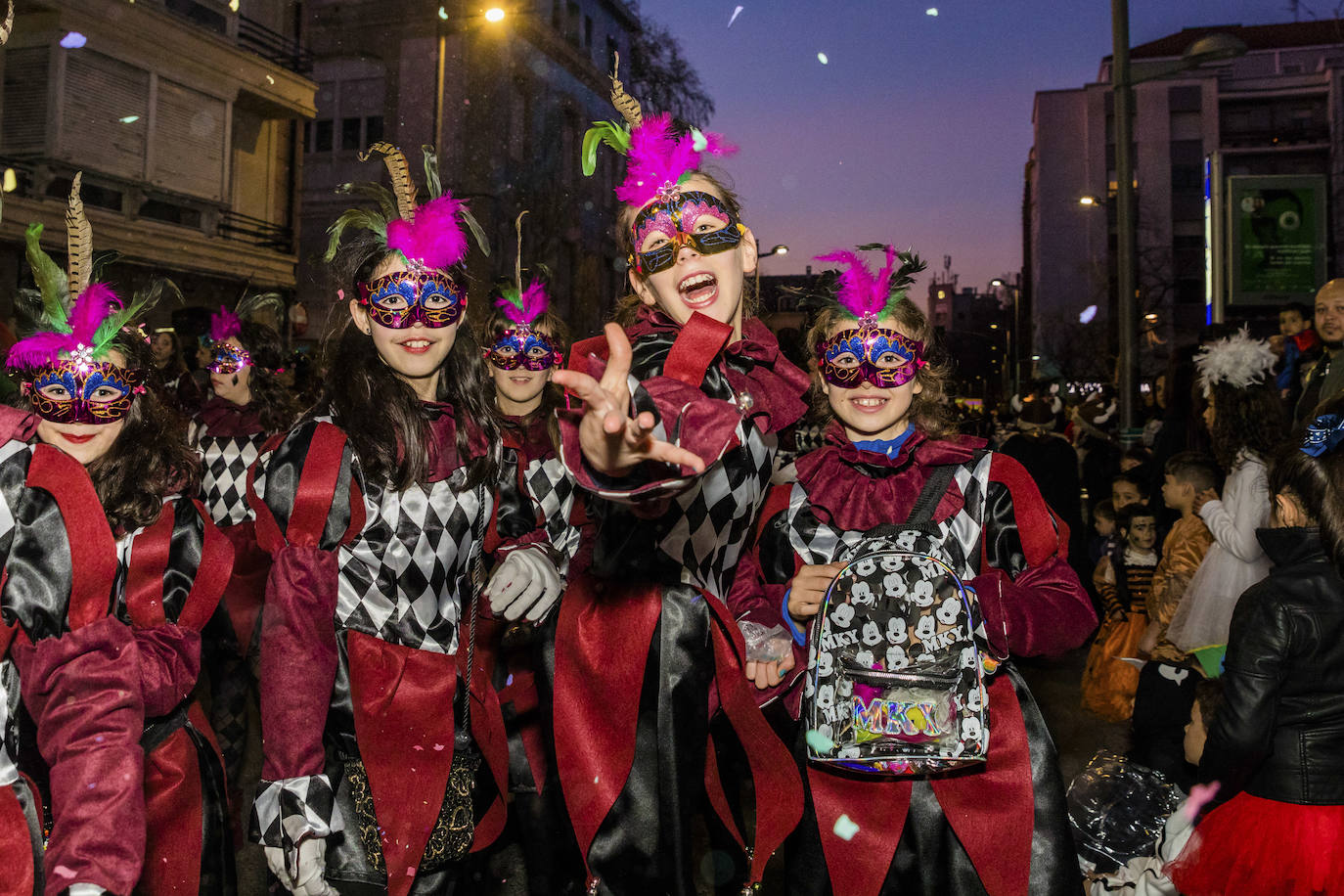 El desfile vitoriano, con 26 comparsas y 7162 personas, ha derrochado música, colorido y originalidad. 
