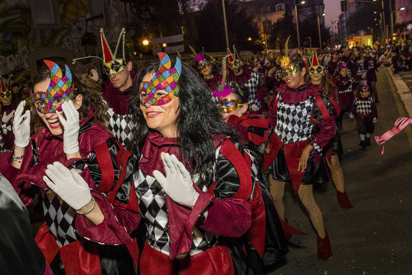 El desfile vitoriano, con 26 comparsas y 7162 personas, ha derrochado música, colorido y originalidad. 
