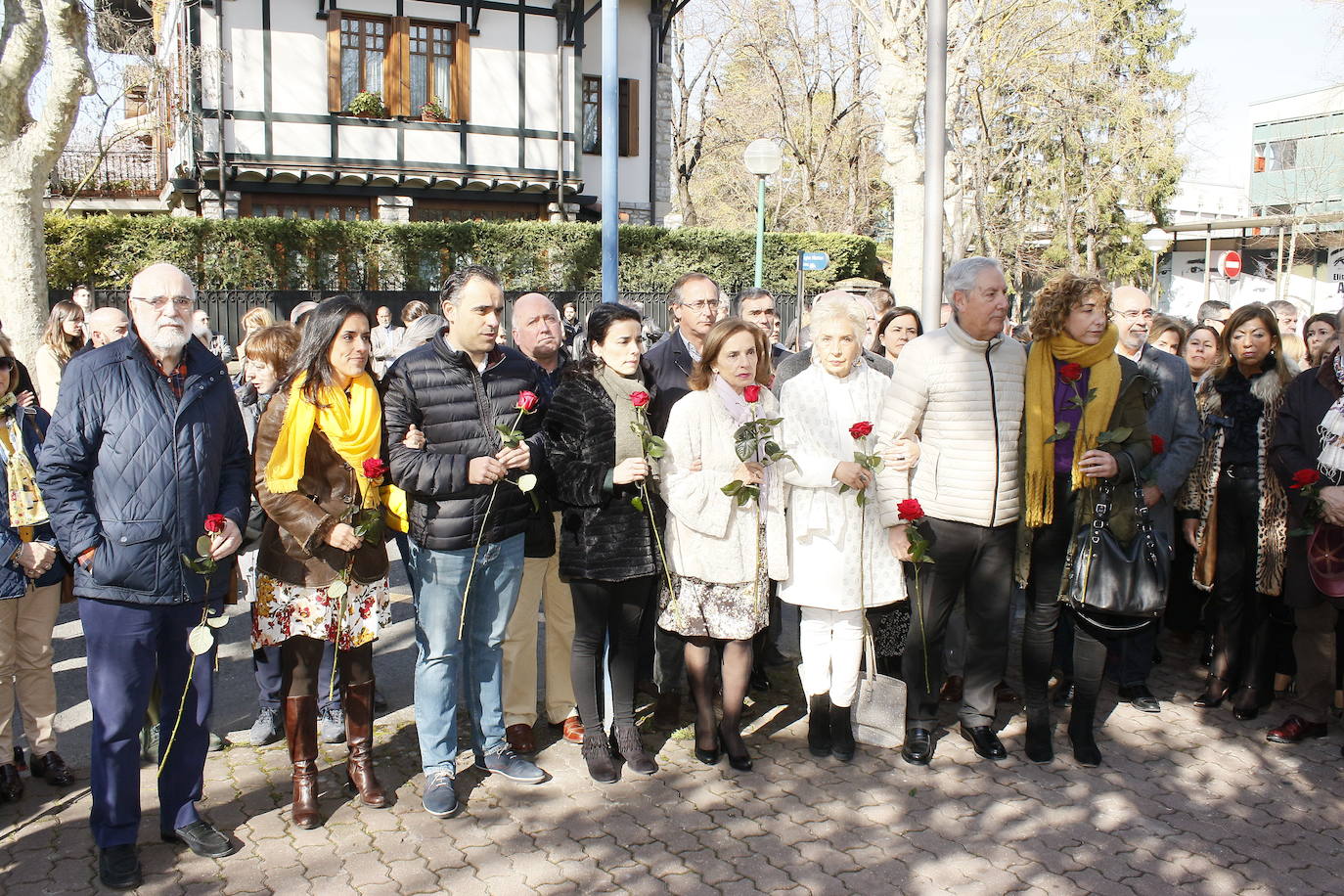 Las familias Buesa y Díez, juntas durante el acto por el 20 aniversario del atentado terrorista.