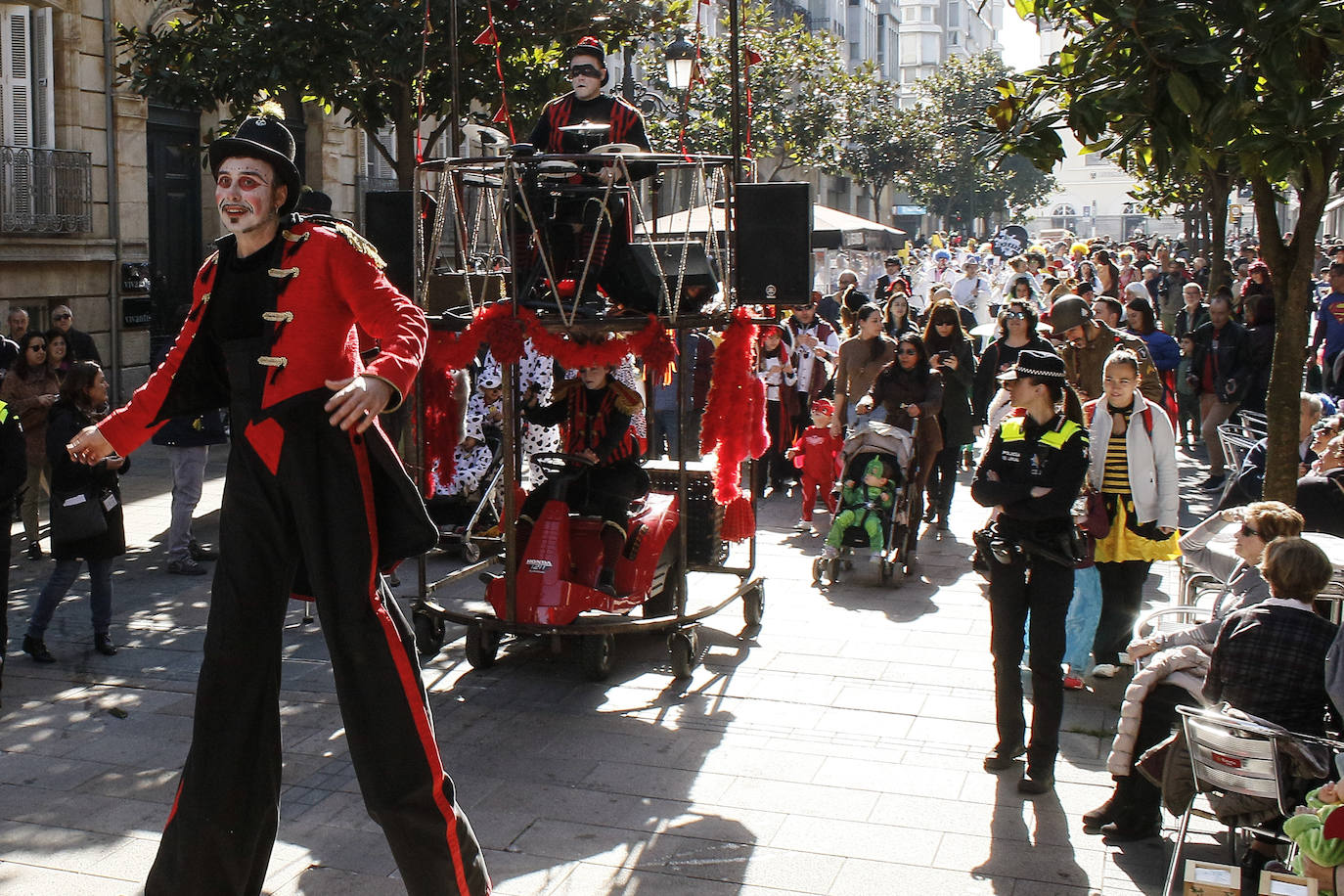 Fotos: Los Pintores ponen la máscara a Vitoria