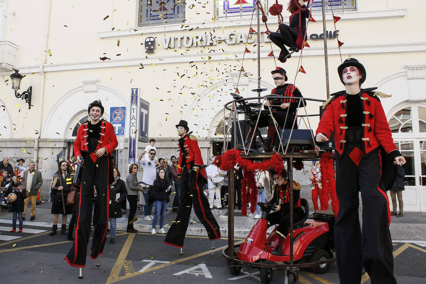 Fotos: Los Pintores ponen la máscara a Vitoria
