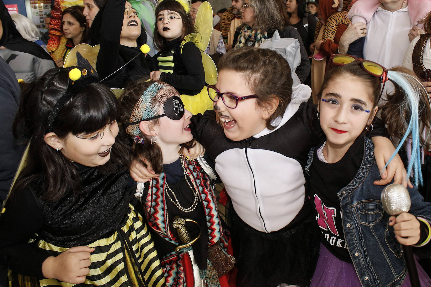 Fotos: Los Pintores ponen la máscara a Vitoria