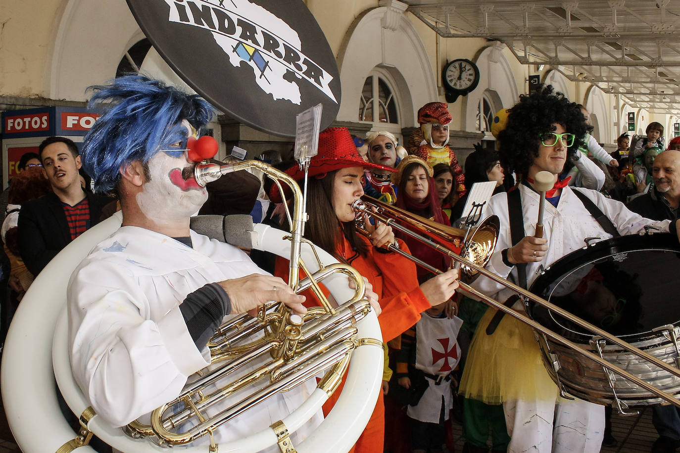 Fotos: Los Pintores ponen la máscara a Vitoria
