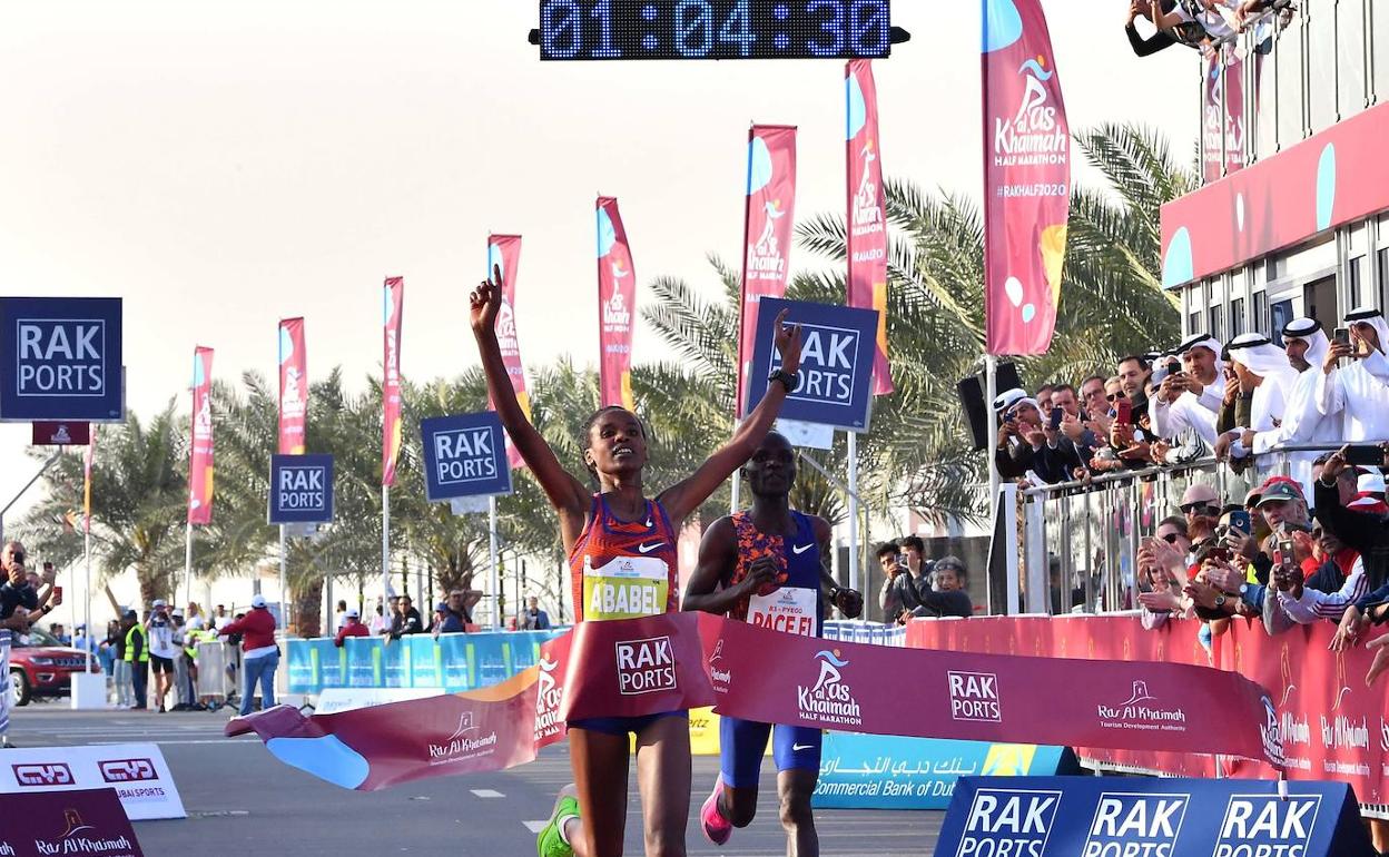 Una atleta keniata pulveriza el récord mundial de media maratón