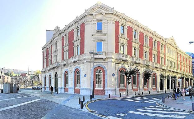 Vista exterior del antiguo edificio de la aduana, desde la calle Pío Baroja, con el Ayuntamiento al fondo..