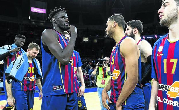 Abatidos, los jugadores del Baskonia se reúnen en el centro del campo tras perder con el Zalgiris.