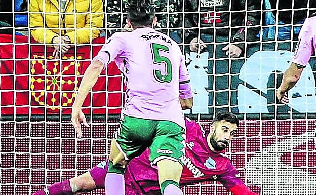 El meta albiazul detiene un penalti ante el Betis.