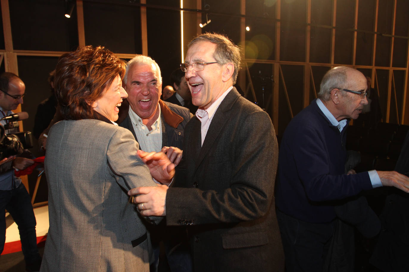 Ana Urquijo y Carlos Ruiz bromean durante el acto.