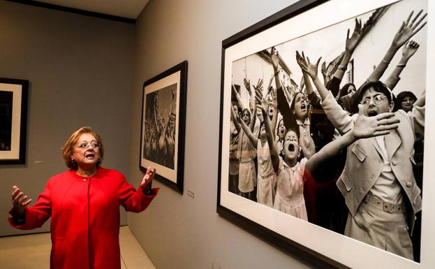 La fotógrafa muestra una de las obras que expone en la Sala Rekalde. 