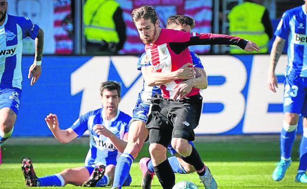 Iker Muniain, el rojiblanco que más lo intentó, es parado en falta por un oponente.