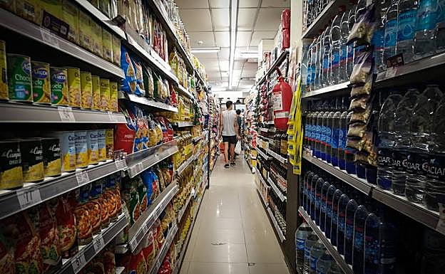 Asaltos a supermercados y agotados el gel desinfectante y las mascarillas en Italia