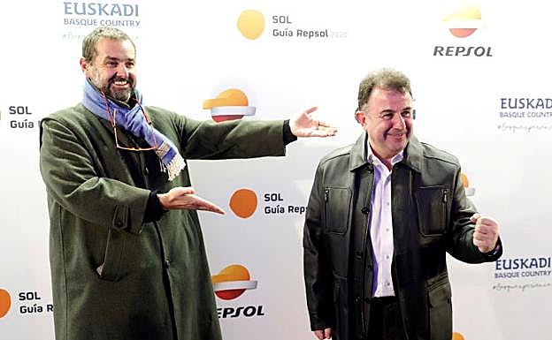 Los cocineros vascos David de Gorge y Martín Berasategi, a su llegada a la gala de entrega de los Soles Repsol 2020, en San Sebastián.