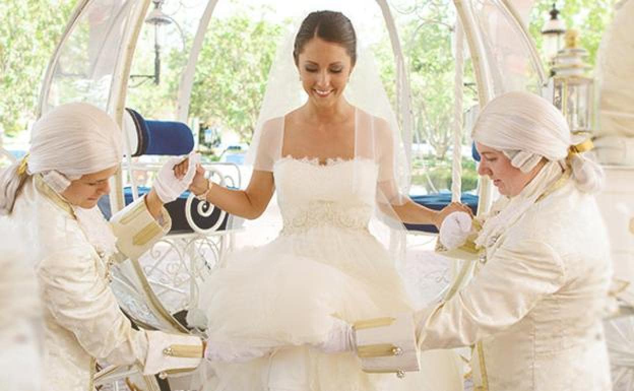 baño metal Ortodoxo Una boda con carroza, castillo, vestido de princesa y zapato de cristal |  El Correo