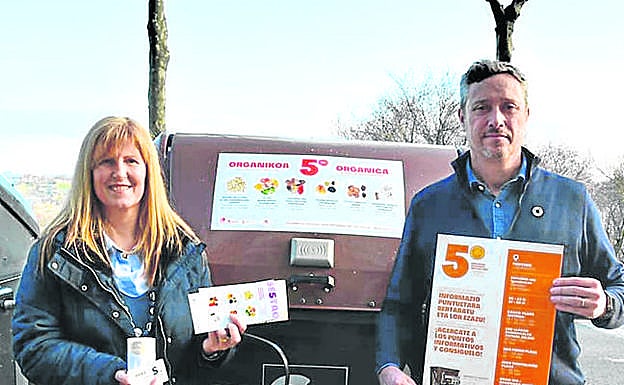 Ainhoa Basabe, concejala de Medio Ambiente, y Mario Oliver, de Spora, que hace la campaña de reciclaje. 