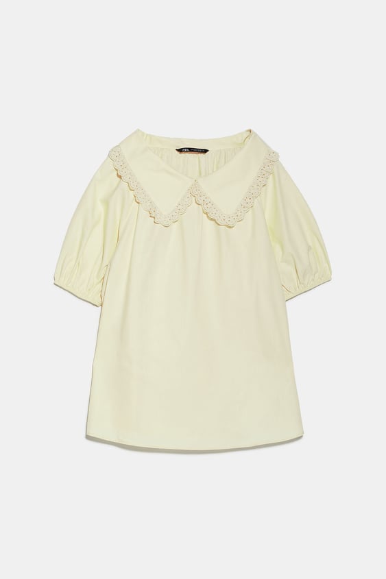 Camisa amarilla con cuello bobo, de Zara (25,95 euros).