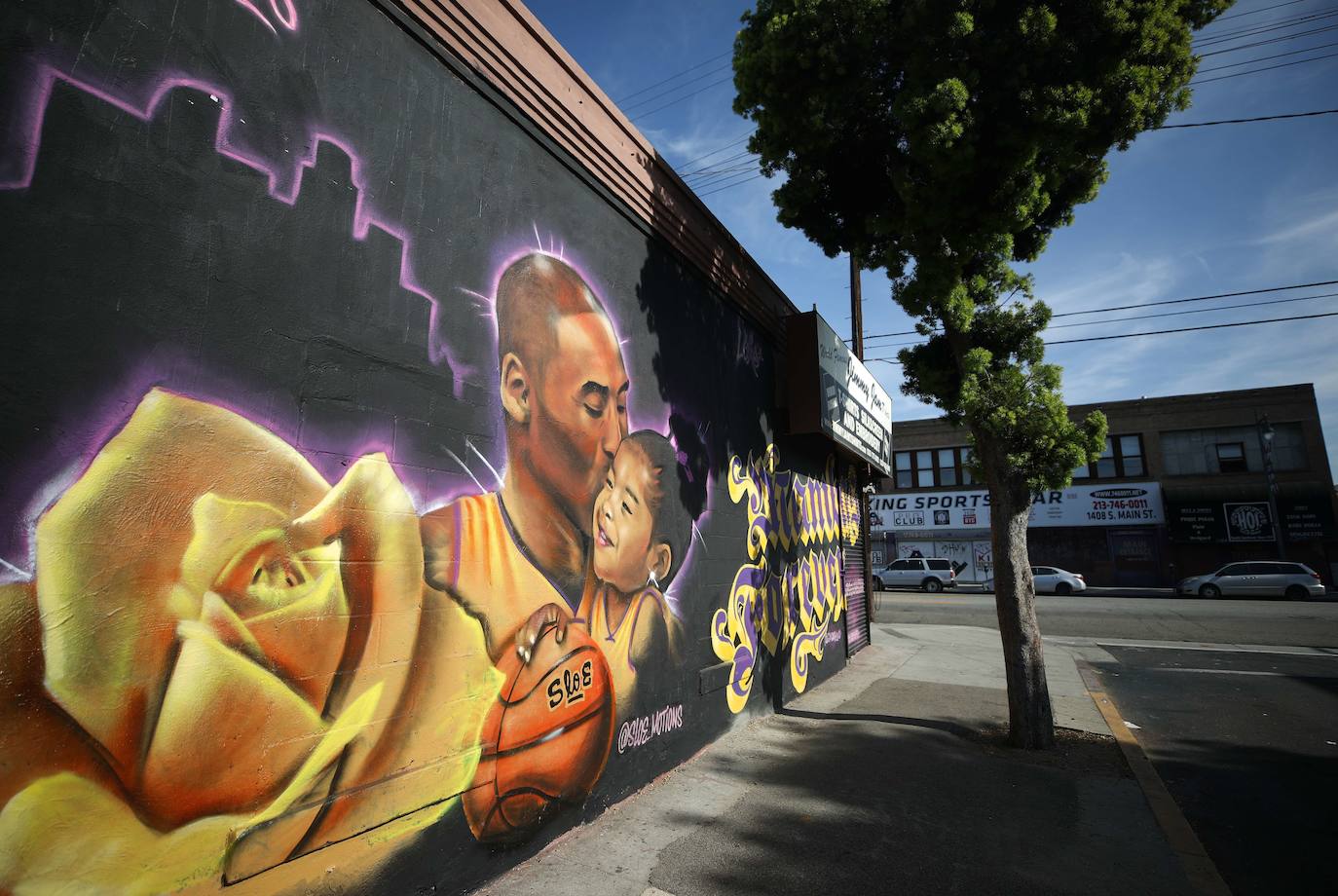 El artista urbano @sloe_motions ha querido mostrar en este mural el fuerte vínculo que unía a Kobe Bryant con su hija Gigi. La niña, de 13 años, jugaba también al baloncesto. De hecho, ambos se dejaron ver en alguna que otra cancha de la NBA para asistir en directo a los partidos.