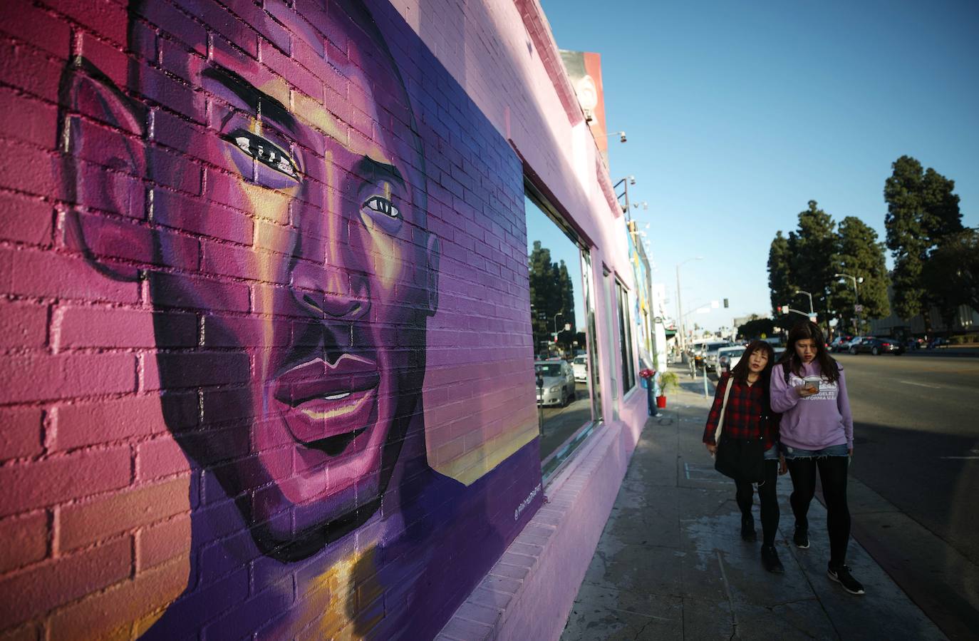 Los tradicionales colores de los Lakers, el púrpura y oro, lucen sobre el rostro de Kobe Bryant en este mural realizado por @paintedprophet, en una pared de un inmueble situado en Los Angeles.