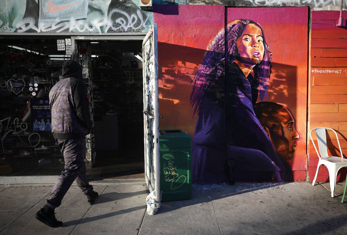 El estrecho vínculo que unía a Kobe Bryant y su hija Gianna se refleja en muchos de los murales que se han pintado en su memoria en las paredes de Los Angeles. El de la imagen es obra de @paintedprophet. 