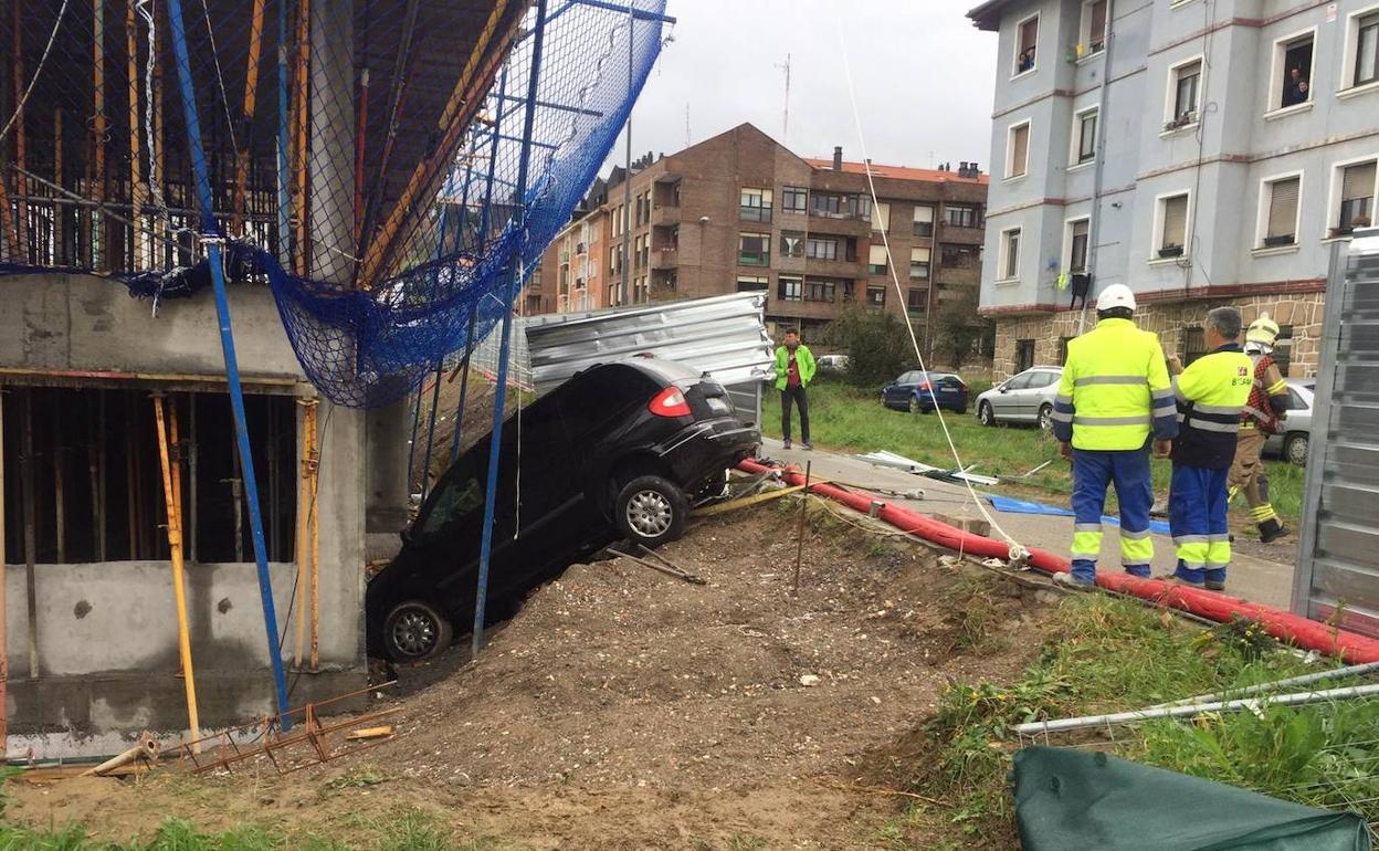 Un conductor se desmaya, golpea a tres coches y acaba empotrado en una obra en Algorta