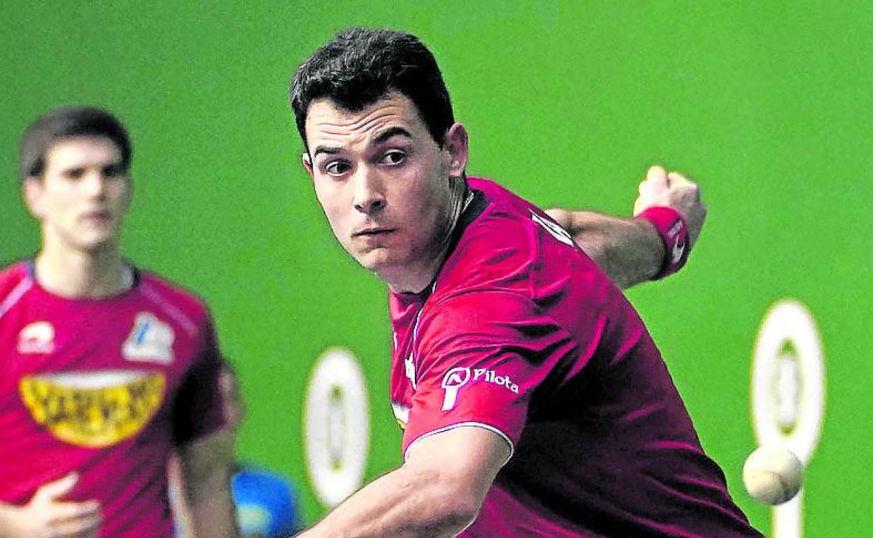 Jaka golpea la pelota en el partido de ayer.