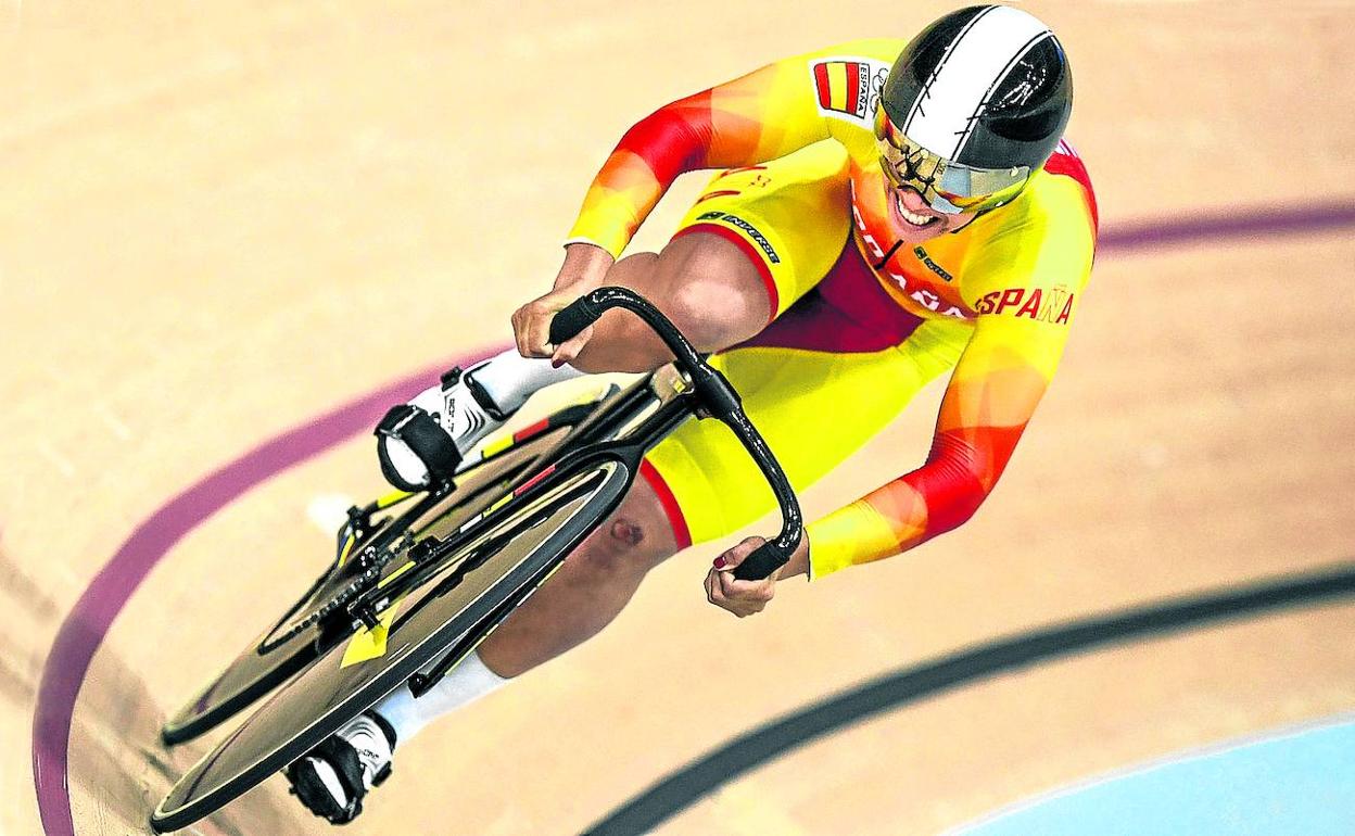 Tania Calvo, en pleno esfuerzo sobre la pista durante una competición internacional. 