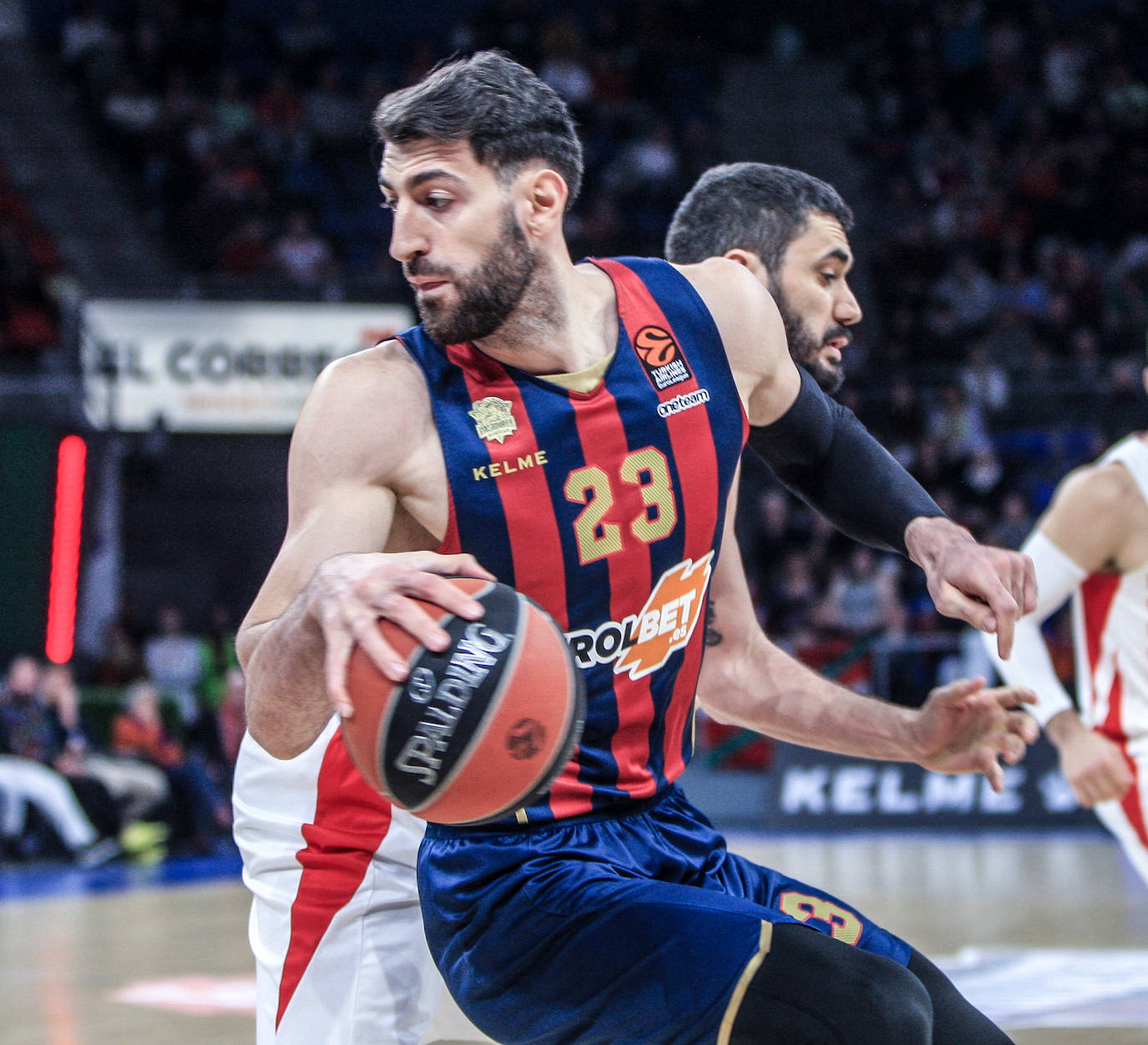 Pierriá conversa con el lesionado Granger. 