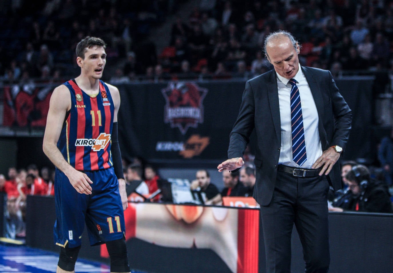 Pierriá conversa con el lesionado Granger. 