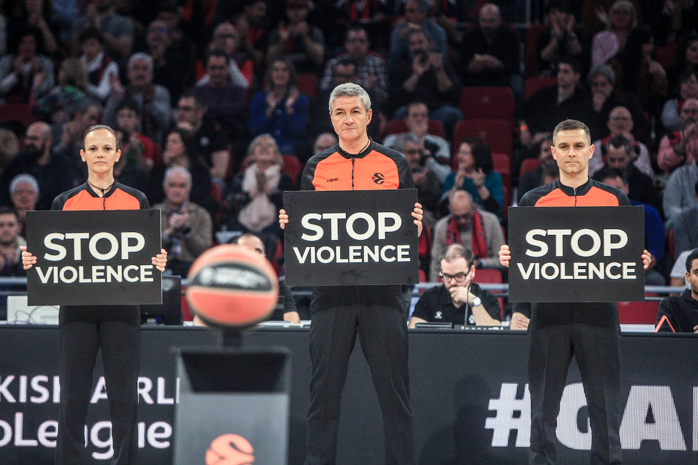 Pierriá conversa con el lesionado Granger. 