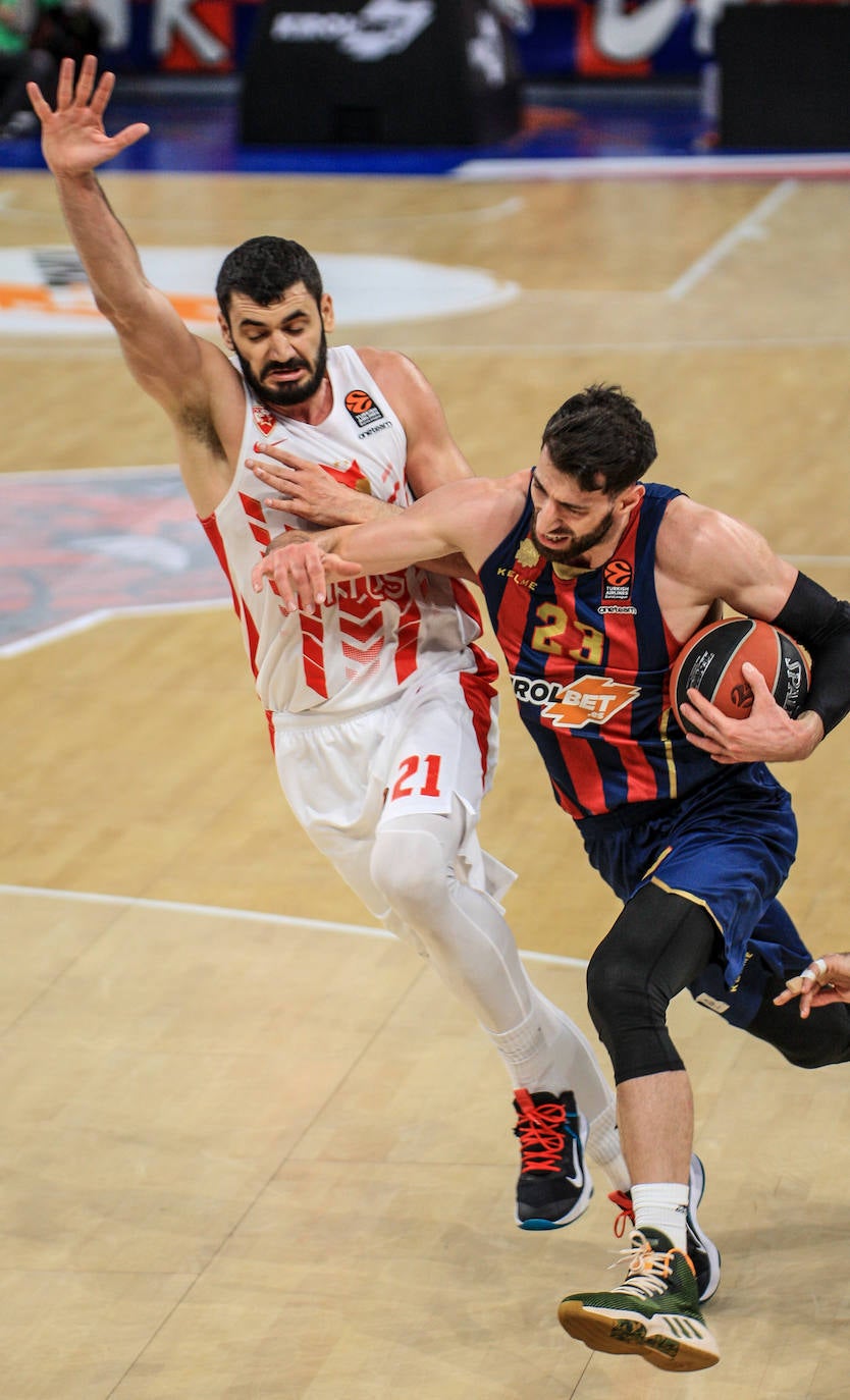 Pierriá conversa con el lesionado Granger. 
