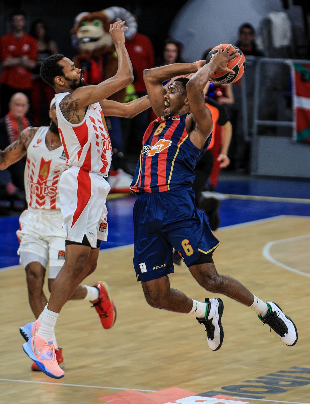 Pierriá conversa con el lesionado Granger. 