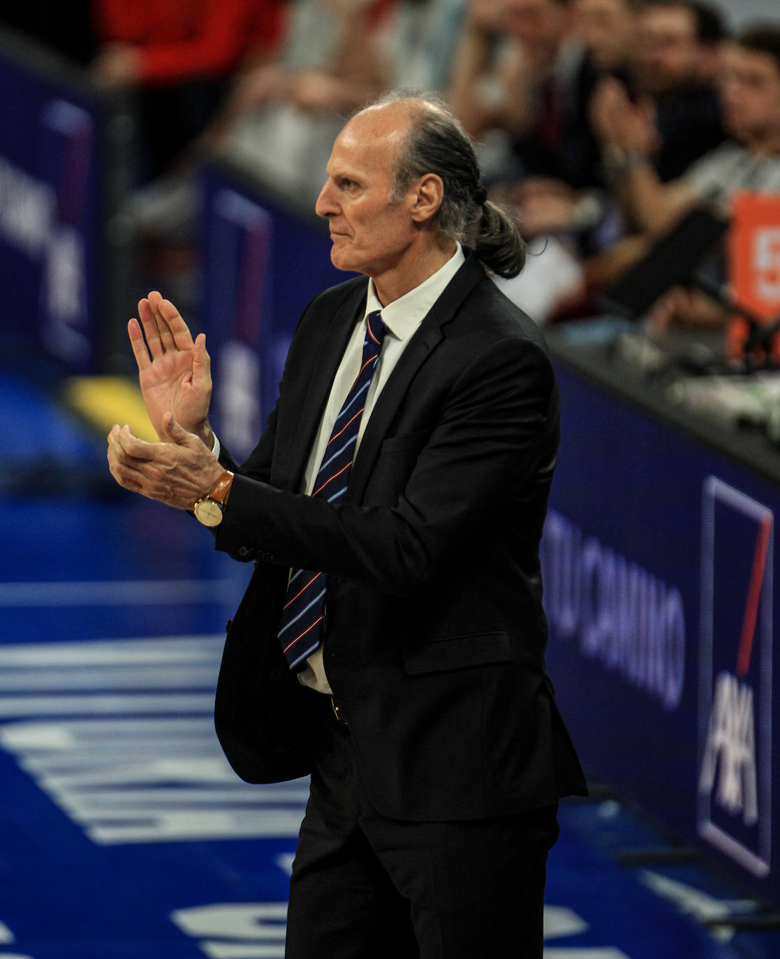 Pierriá conversa con el lesionado Granger. 