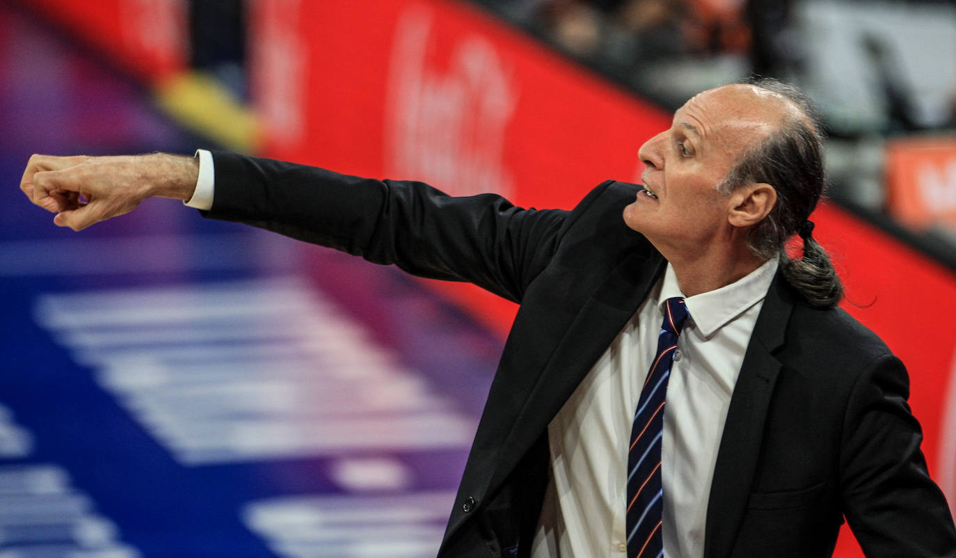 Pierriá conversa con el lesionado Granger. 